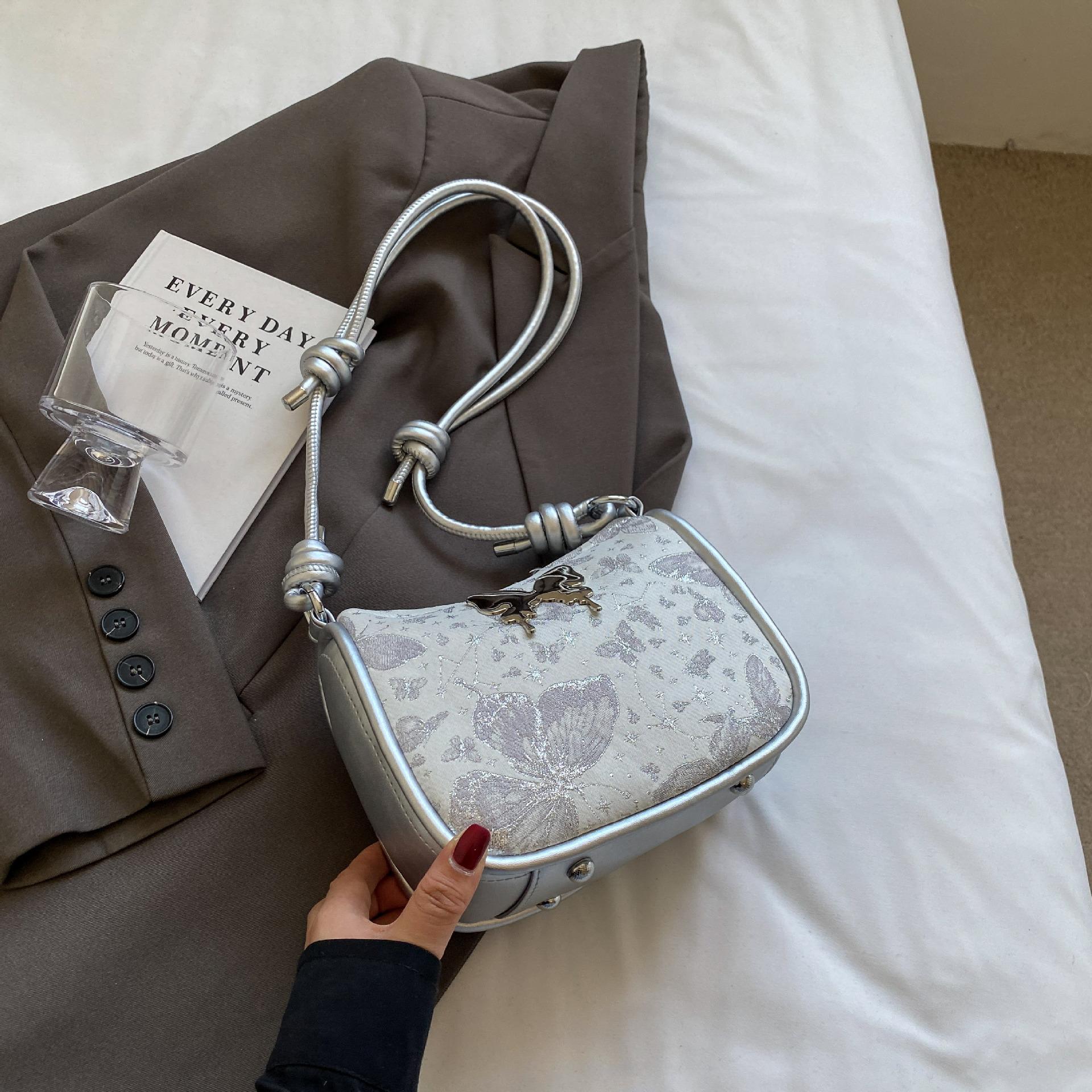 

Сумка-мессенджер премиум-текстуры через плечо 2025 нишевый дизайн модная сумка подмышку для выхода в свет в иностранном стиле универсальная сумка для поездок на работу женская серебряный