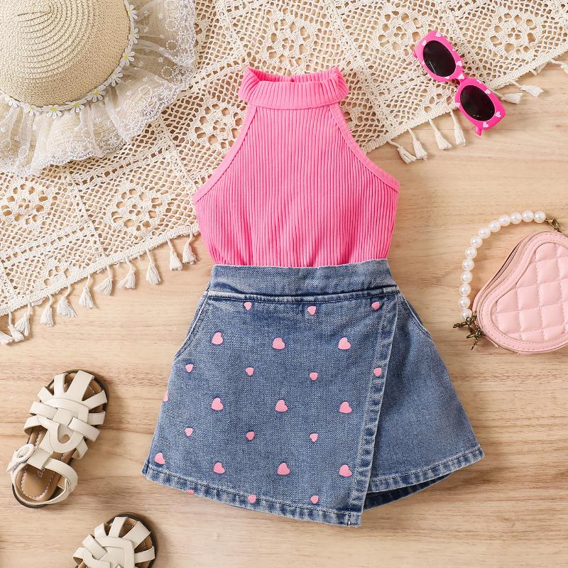 

Комплект одежды для девочек 2025 года, летний детский повседневный однотонный топ без рукавов, джинсовые шорты с принтом в виде сердца, комплект из 2 предметов 130cm розы красного