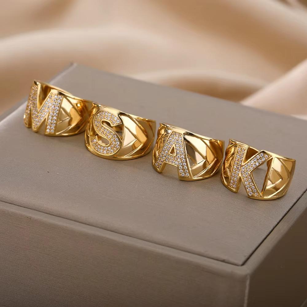 Mikro-Pavé Zirkonia Ring, Ring mit einem Buchstaben, Damenring, offen, verstellbar, k-vergoldeter hellgoldfarbener Ring.