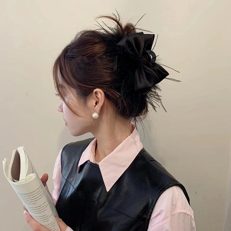 Elegant Black Feather Hair Clip with Bow - Premium Ostrich Feather Hair Accessory for Autumn and Winter
