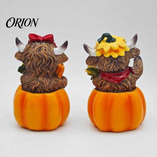 Autumn Harvest Pumpkin Decor Highland Cow Ornament, Resin Desktop Figurine Decorations, Creative Thanksgiving Table Centerpiece for Home Theme