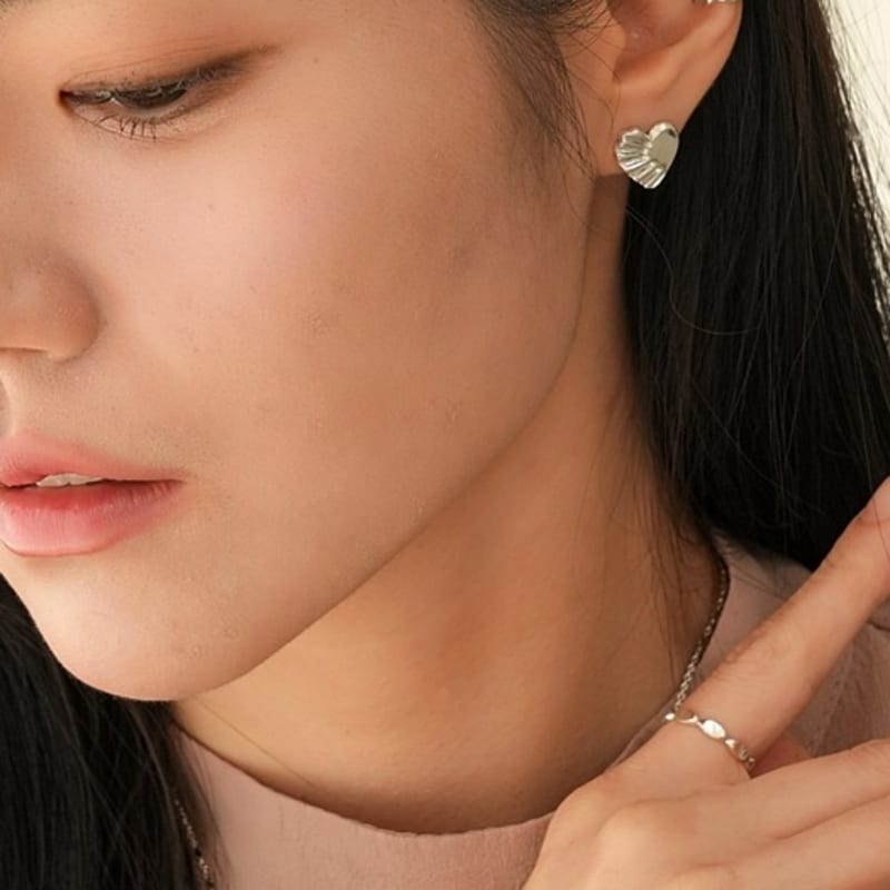 BELLOOGGI Grooved Oval Earcuff