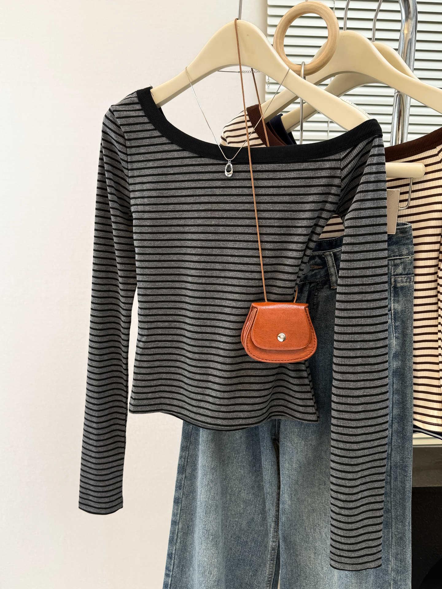 Стильная женская облегающая полосатая футболка с открытыми плечами – Пряная осенняя атмосфера Medium