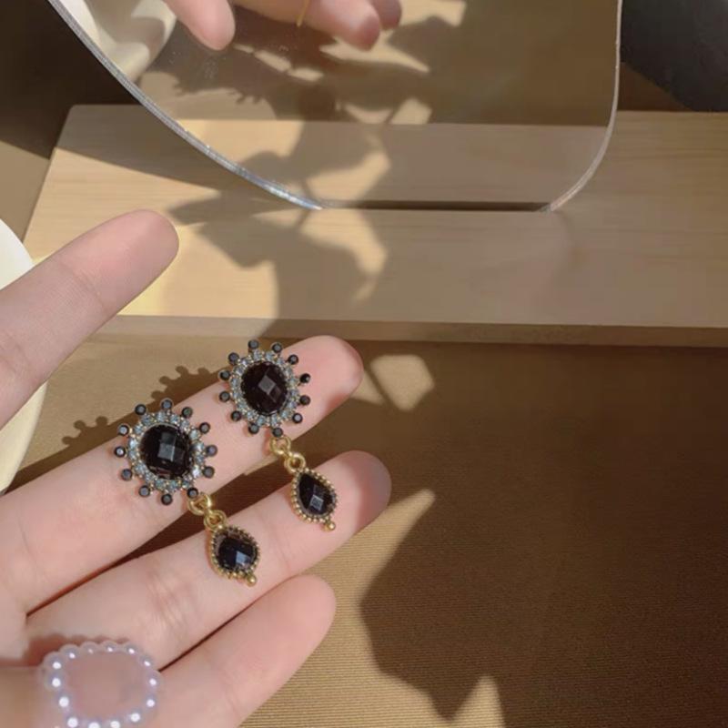 S925 Silver Teardrop Pearl Zircon Stud Earrings: Elegant Women's Fashion