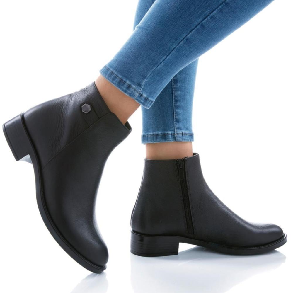 

Женские черные сапоги из натуральной кожи