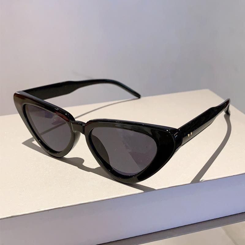Vintage Designer Triangle Cat Eye Sunglasses Women Men Punk Fashion Luxury Rivet Sexy Shades