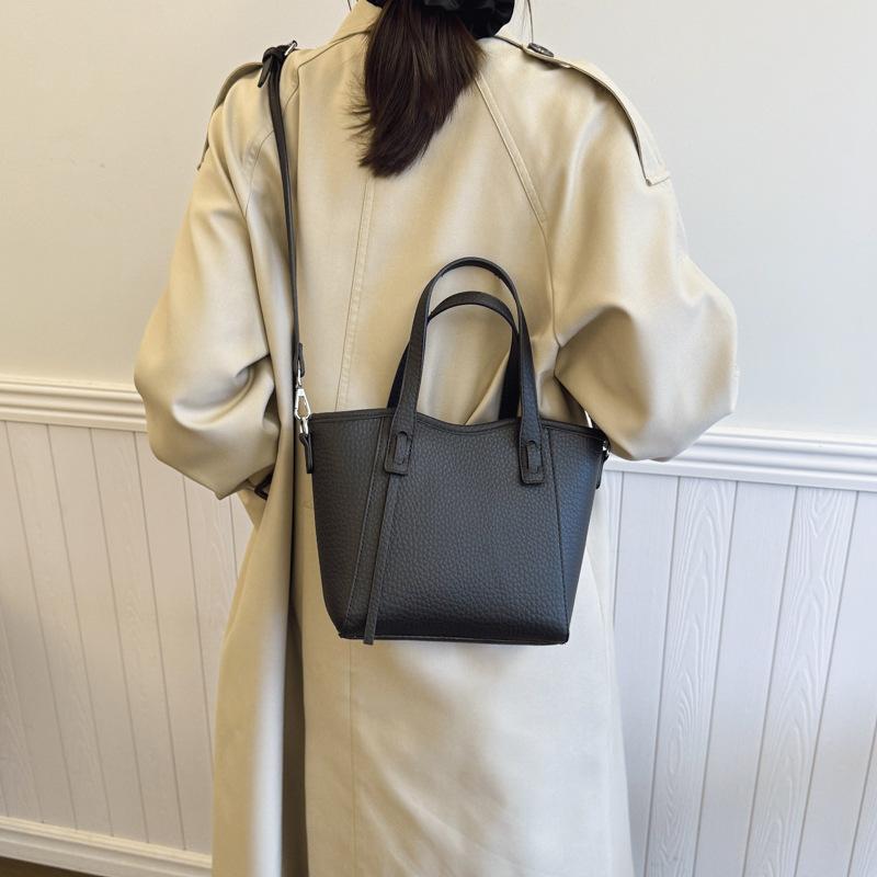 

Сумка Женская 2025 Новая Зимняя Универсальная Контрастного Цвета На Плечо Кроссбоди Модная Повседневная Портативная Сумка-Тоут 20*10*21 чёрный