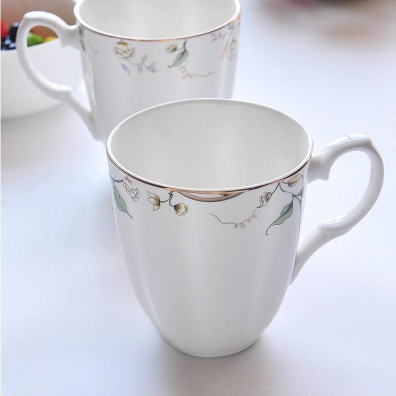 Caneca de Porcelana Fina, Caneca de Café de Porcelana Branca com Alça, Xícara de Café com Padrão Floral e Detalhe Dourado, Segura para Micro-ondas, 1 peça