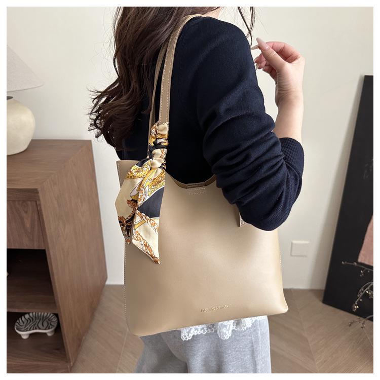 2025 Große Damen-Umhängetasche - Vielseitige, einfache Pendler-Tragetasche mit Schal