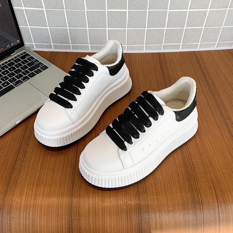High-end little white shoes women's spring and autumn 2025 new popular versatile small thick-soled height-increasing sports and leisure board shoes