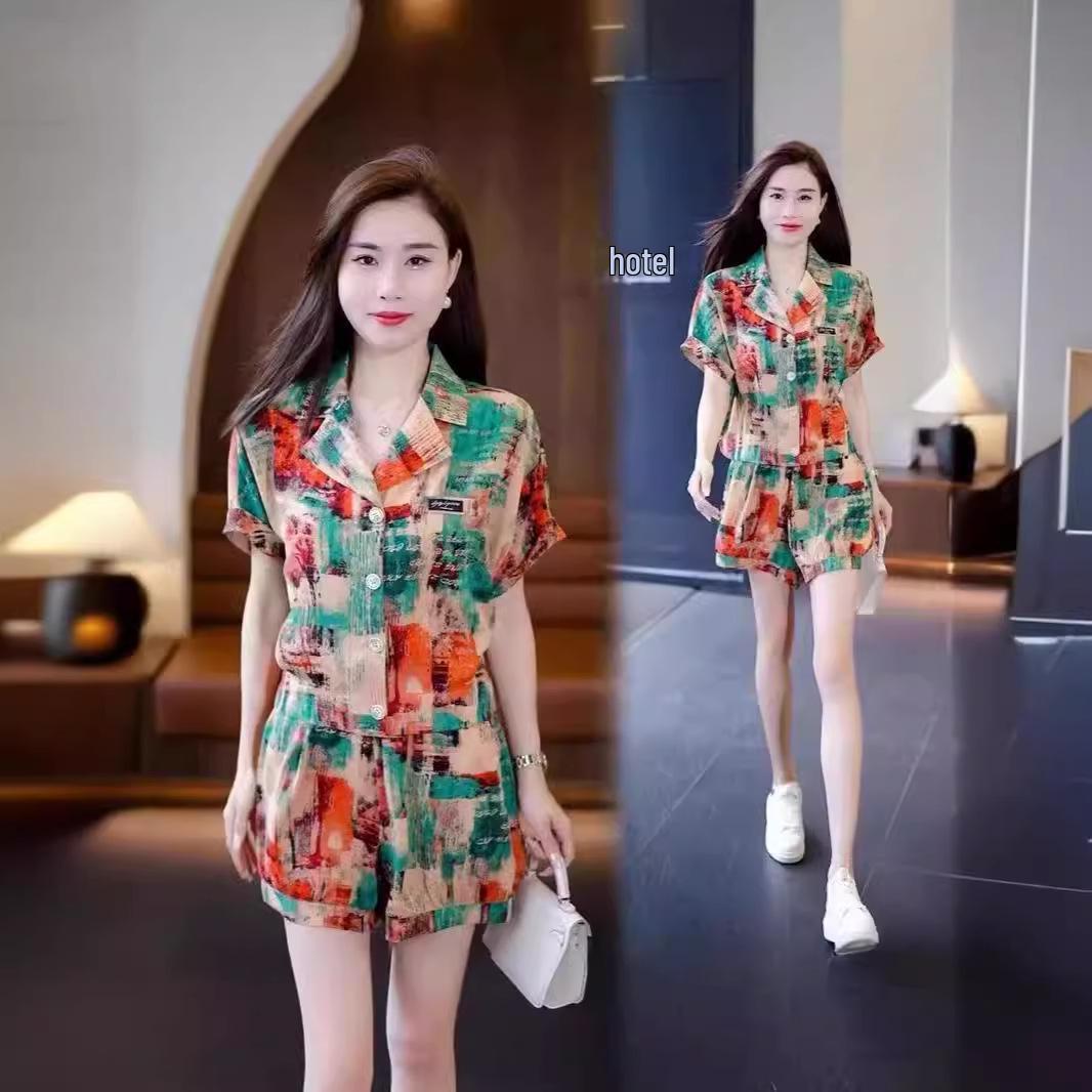 

2025 Stylish Women s Summer Two-Piece Set: Printed Turn-Down Collar, Short-Sleeve Top, and Slimming Shorts L
