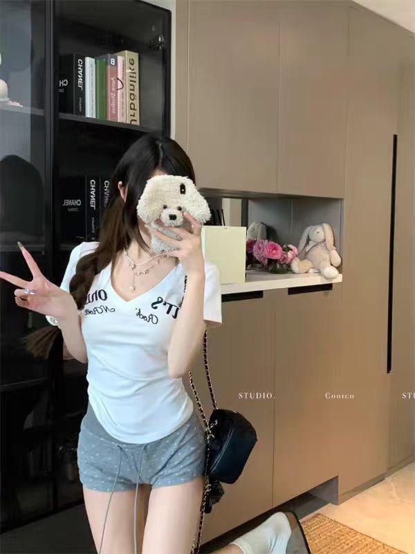 Yeyuan V-Neck Embroidered Slim Fit Short-Sleeve T-Shirt - Trendy Women's Summer Top