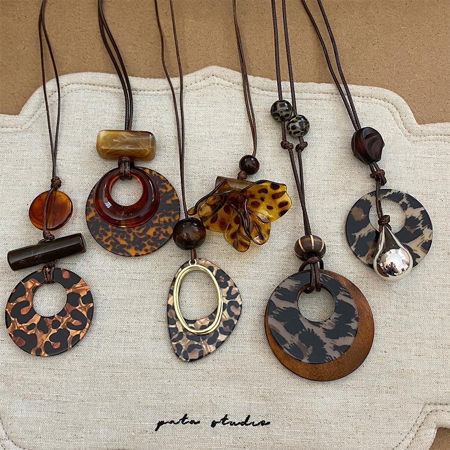 Retro Leopard Print Geometric Necklace: Chic & Unique Clavicle Chain for Women