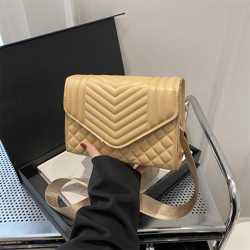 

2025 новый модный универсальный трендовый женский клатч через плечо с цепочкой, с ромбовидной текстурой и вышивкой в иностранном стиле, для ношения под мышкой хаки