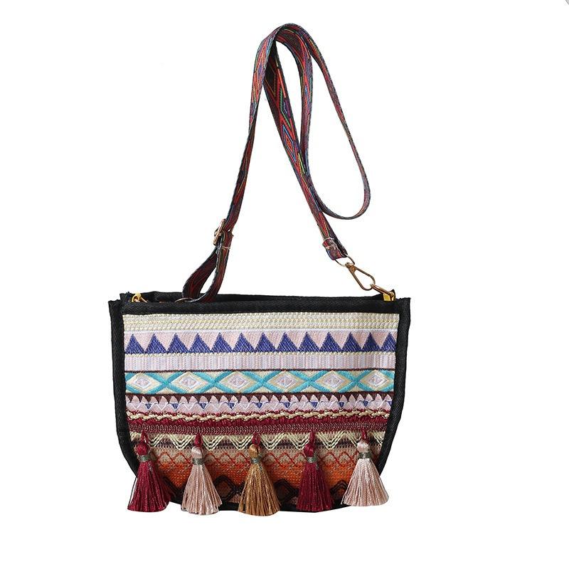 

Простая и универсальная сумка на одно плечо. Ручная сумка через плечо в этническом стиле.