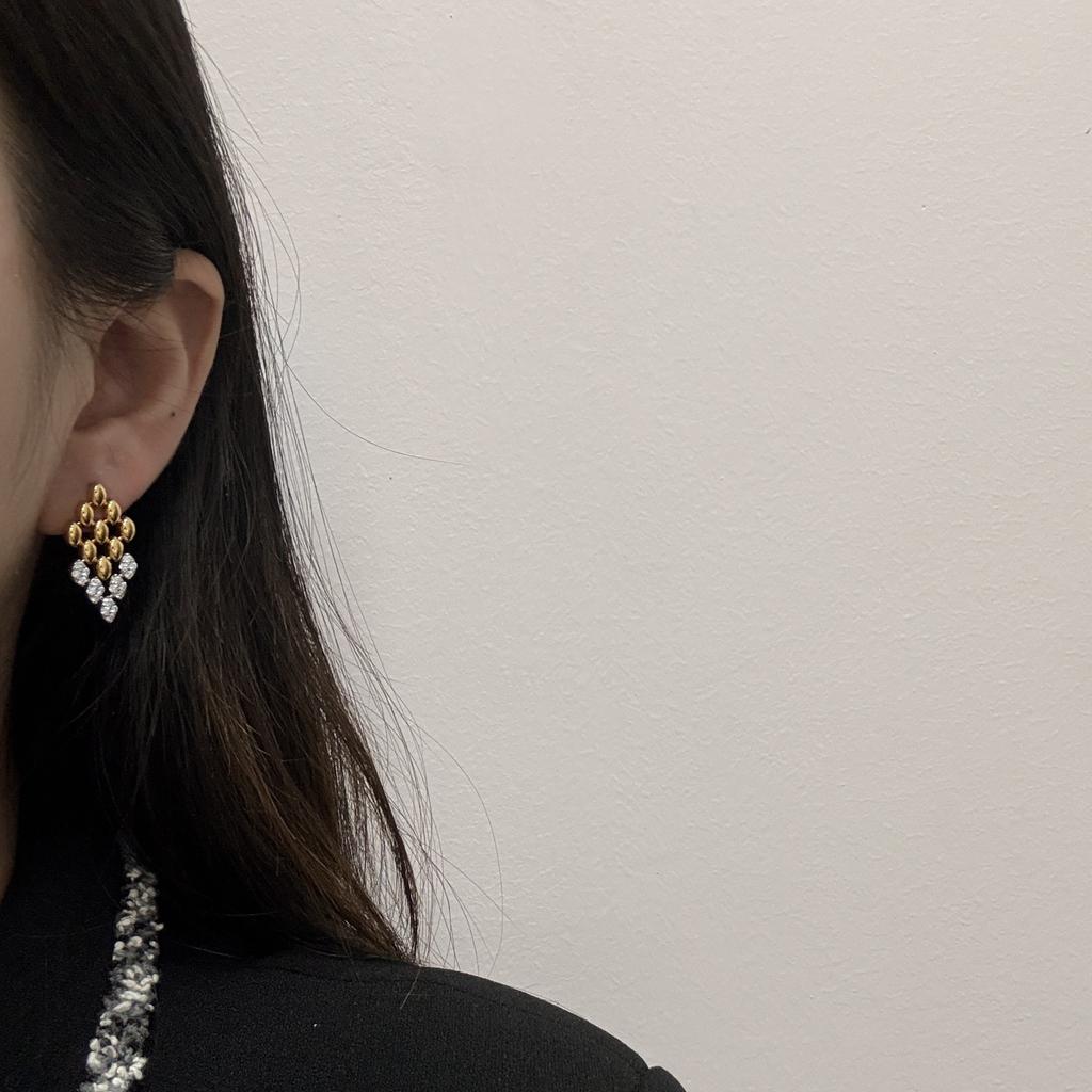 Leichter Luxus Schwerindustrie Diamantbesetzte Diamantförmige Spleiß-Steckohrringe Für Damen, Einzigartiges Designgefühl, Modische Eleganz, High-End