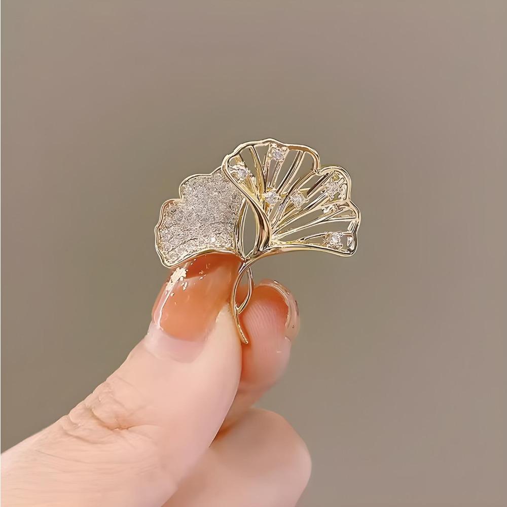 Rhinestone Ginkgo Biloba Brooch High-End Women'S Delicate Leaf Brooch Niche Design Sense Anti-Light Pin Suit Accessories
