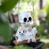 Outdoor-Schaukel-Skelett und hängendes Katzen-Ornament, federnde Gartenschaukel-Skelettstatue Baumdekoration, lustiger Anhänger zum Aufhängen im Hof, Geschenk für Halloween