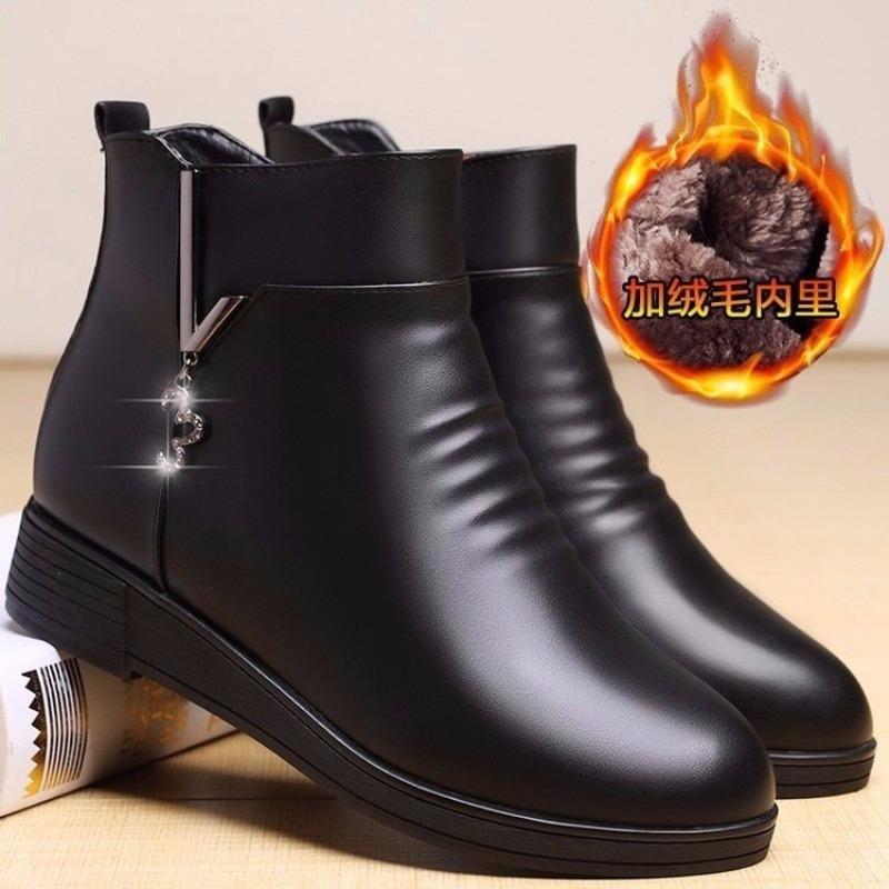 

Теплые нескользящие короткие ботинки Зимние новые бархатные кожаные ботинки на плоской подошве Универсальные модные повседневные ботинки Мартин женские 40 чёрный