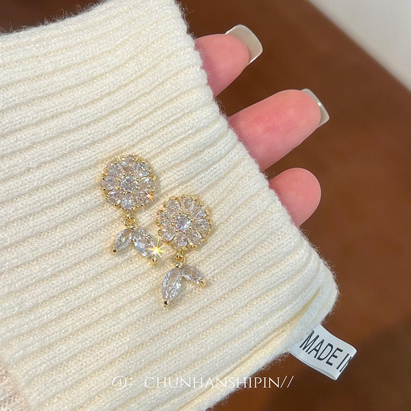 Exquisite super flash zircon flower leaf ear clips women's no ear piercings fashion personality versatile earrings light luxury versatile earrings