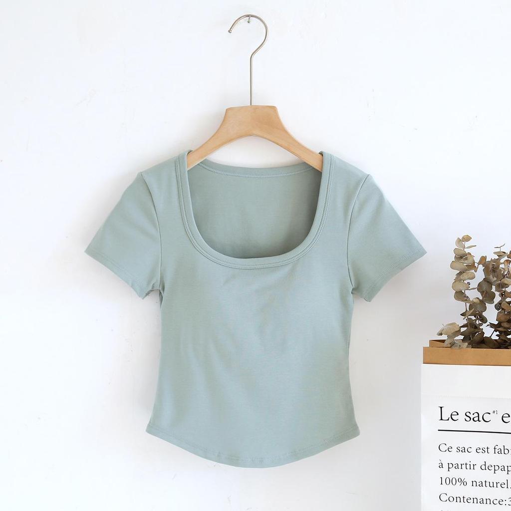 Dámské tričko s krátkým rukávem s vycpávkou na hrudi, nepravidelným lemem, čtvercovým výstřihem a spodním lemem pod prsy — Ideální na léto.