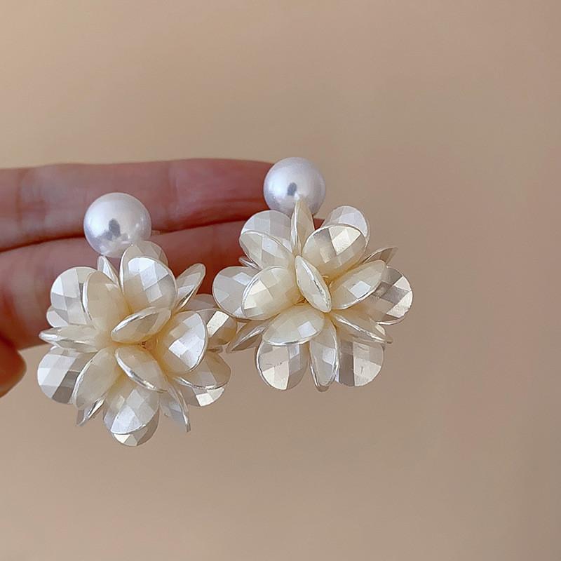 Vintage Flower Pearl Drop Earrings For Women With Pearl And Elegant Design