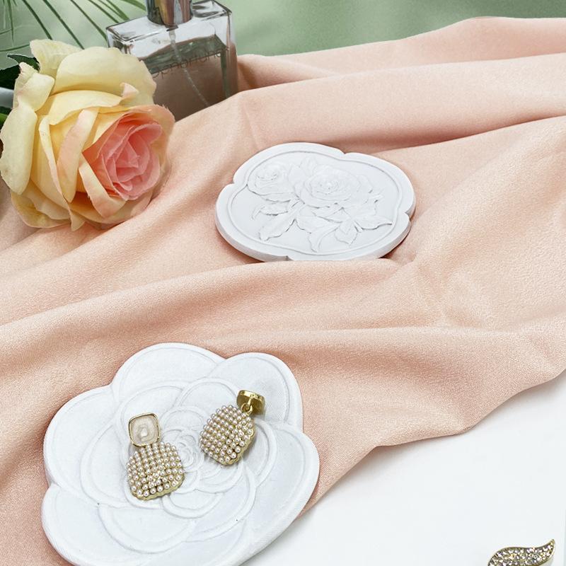 Creative Embossed Flower Shaped Resin Tray Jewelry Dish for Elegant Women Rings Earrings Necklace Bracelet Storage Trinket Dish