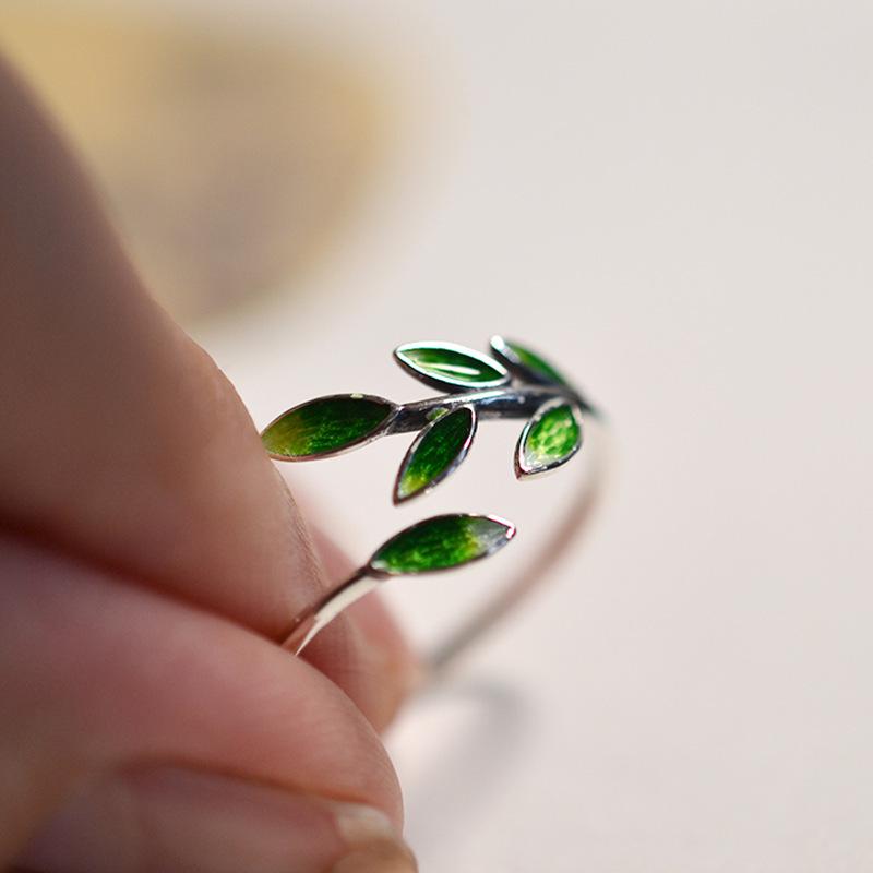 Cloisonné Ancient Style Green Leaf Resin Ring for Women – Retro Artistic Open Index Finger Design.