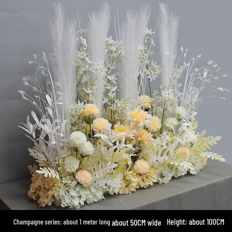 Hochzeitsgangdekoration im New Forest-Stil mit Blumen und Federn