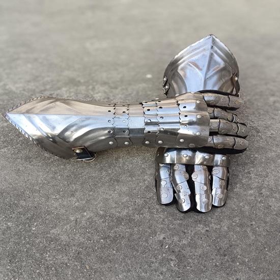 Guanto in Acciaio Medievale Fatto a Mano Coppia Costume da Cavaliere Cosplay LARP Fiera Rinascimentale Oggetto da Collezione