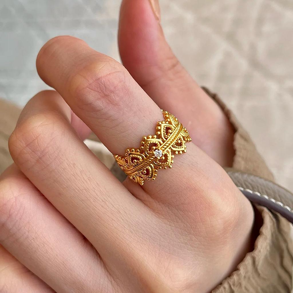 Women Retro Hollow Crown Ring, New Chinese Lace Design Light‑Luxury Woven Engraved Gold Decor Finger Ring