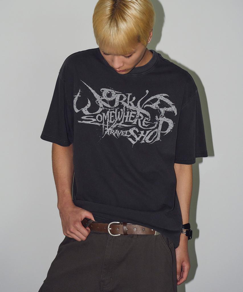 TRAVEL Calligraphy Pigment Short Sleeve T-Shirt Black Charcoal