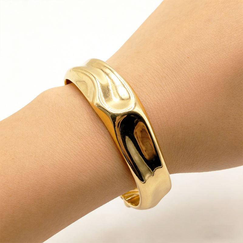 Elegant European-American Irregular Smooth Gold Alloy Bracelet