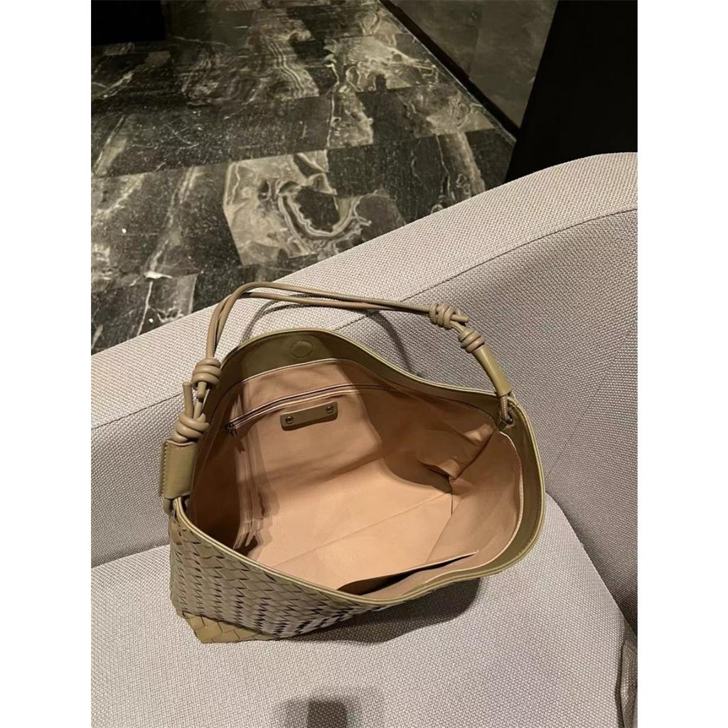 Pure hand-woven large-capacity tote armpit bag, new fashionable commuting versatile bucket oblique span bag, premium women's bag