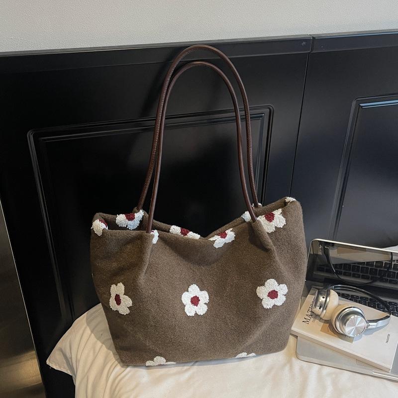 

Large capacity popular armpit 2025 autumn new tote fashion portable commuter casual shoulder bag high value темно-коричневого