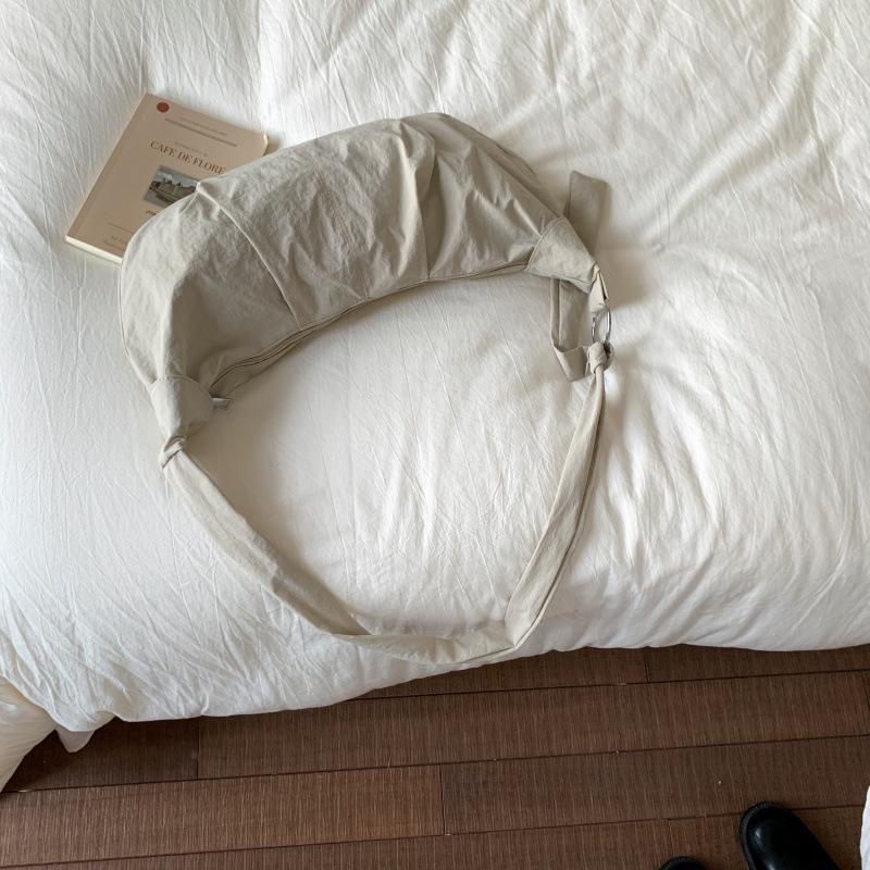 Niche Japanese and Korean literary messenger bag 2025 summer new simple versatile dumpling bag candy-colored casual shoulder bag