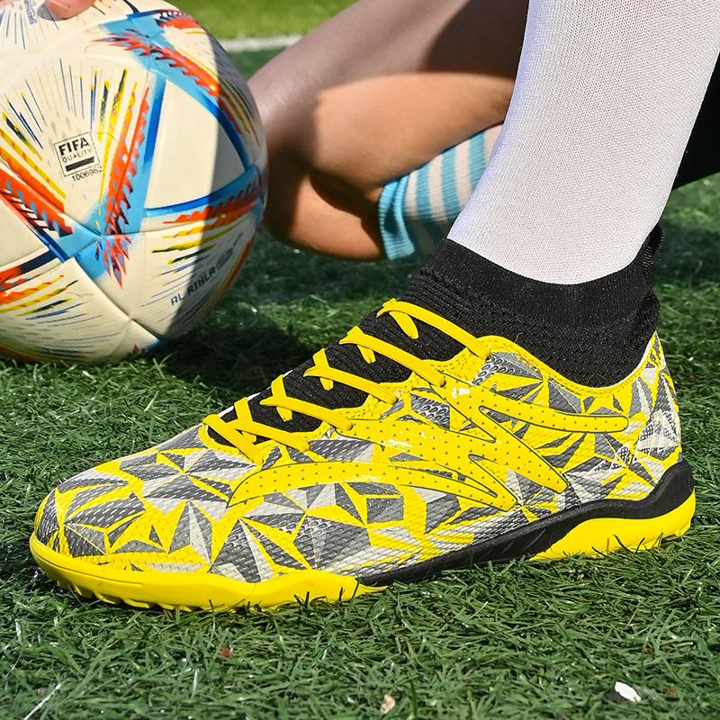Men Soccer Shoes Kids Football Boots Women Professional Soccer Cleats Antiskid Chaussure Football TF/FG Outdoor Football Shoes
