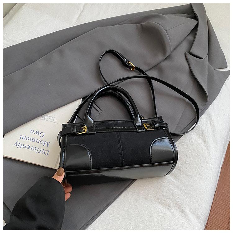 Simple Retro Fashion Messenger High Value 2025 Autumn New Baguette Bag Large Capacity Shoulder Small Square Bag Foreign Style