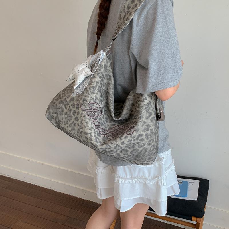 Relaxed and Laid-back Style Women's Large Capacity Crossbody Bag with An Underarm Strap