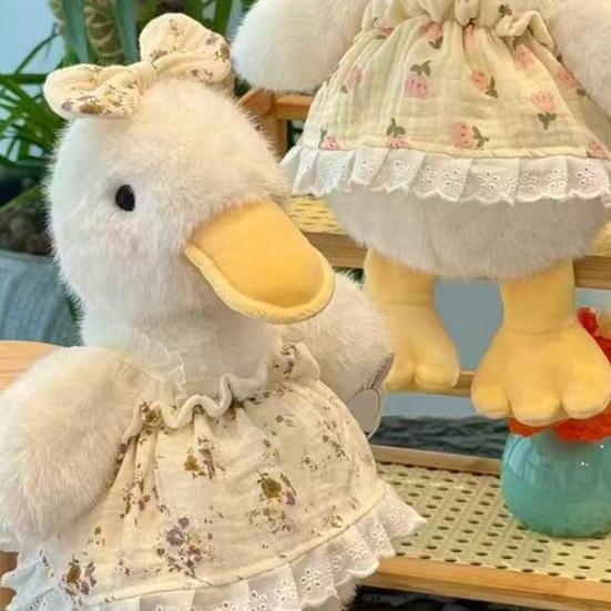 Søt and plysjleke med blomsterkjole Mykt kosedyr Bedårende plysjvenn Dekorasjon