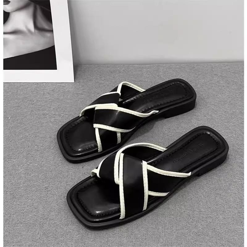Xiaoxiangfeng cool slippers for women to wear in the summer of 2025, new soft-bottomed square-headed seaside vacation beach one-word slippers