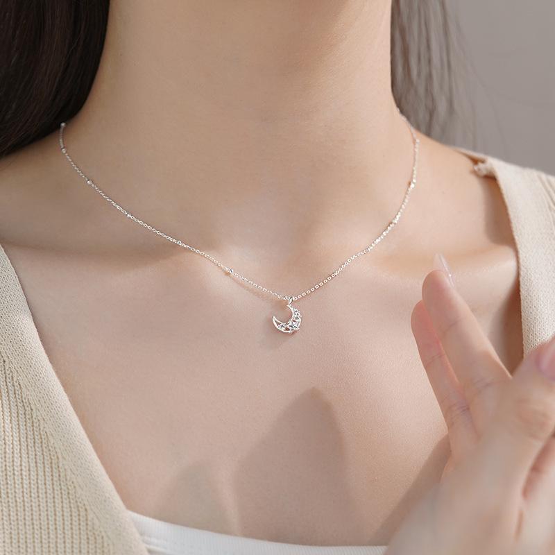 Neumond-Sternenhalskette mit einem süßen und mädchenhaften Temperament, mit einer einfachen und mehrlagigen Schlüsselbein-Kette