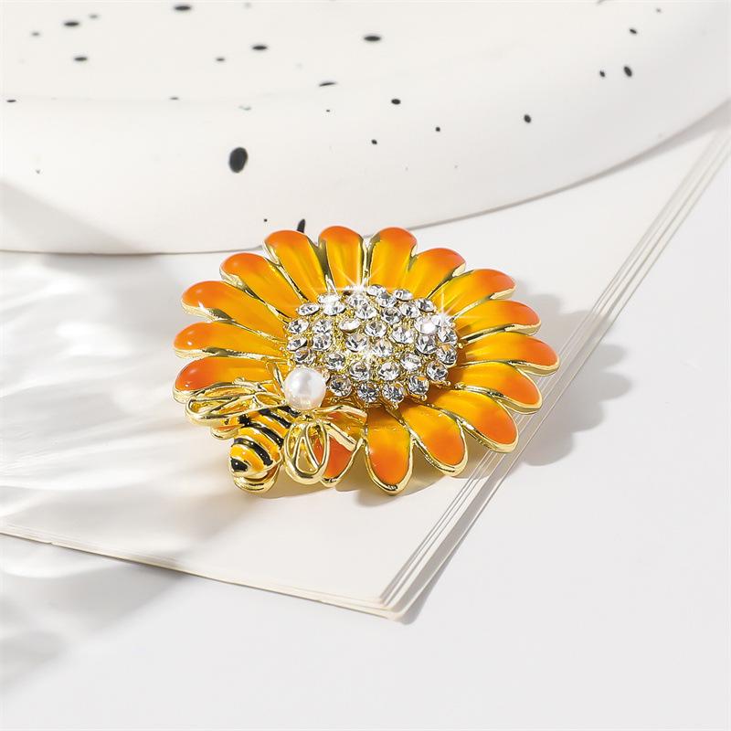 Rural Style Niche Daisy Bee Brooch