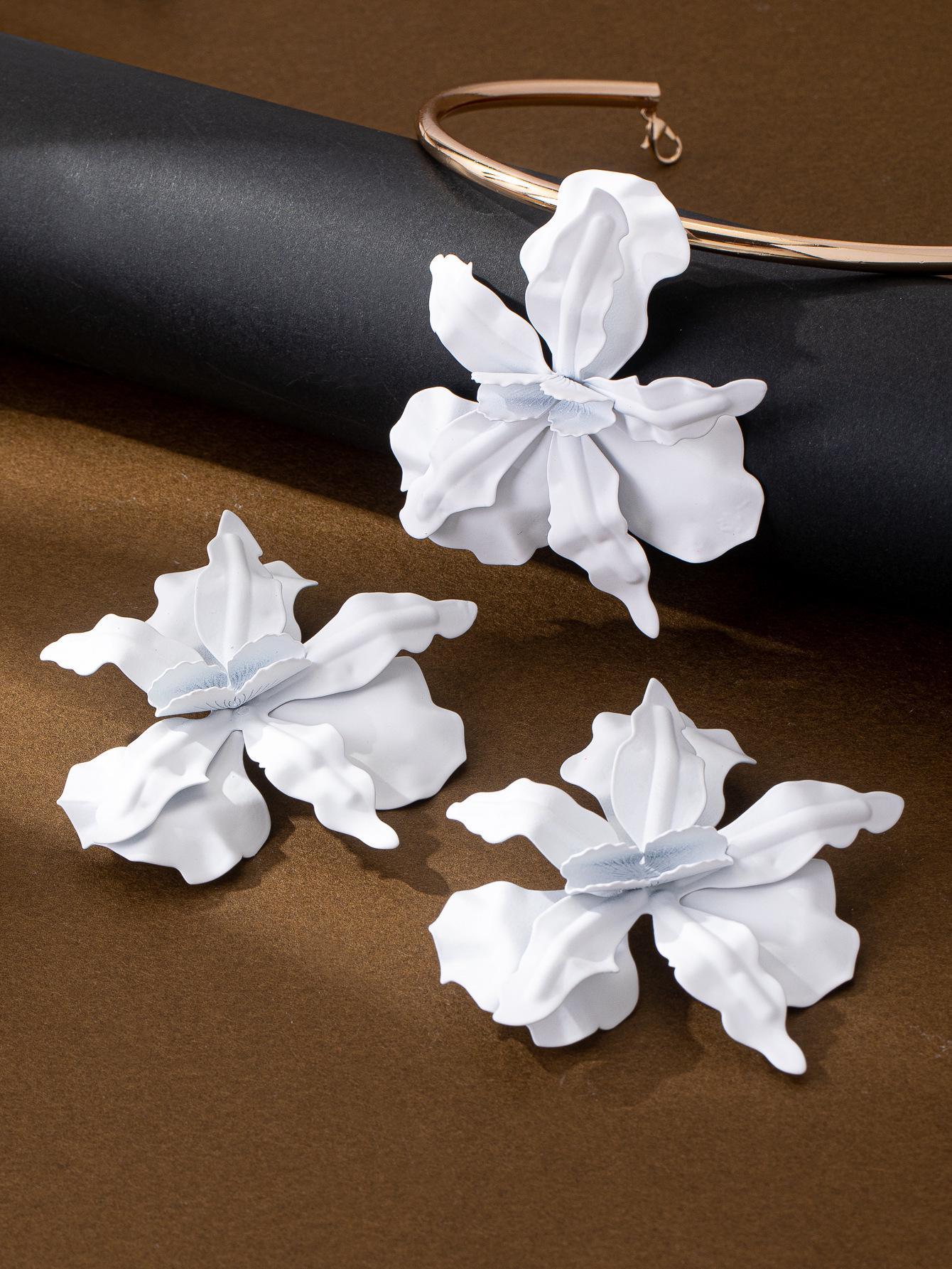 European & American Style Exaggerated Flower Pendant Necklace & Earring Set - Women s Fashion Irregular Petal Design.