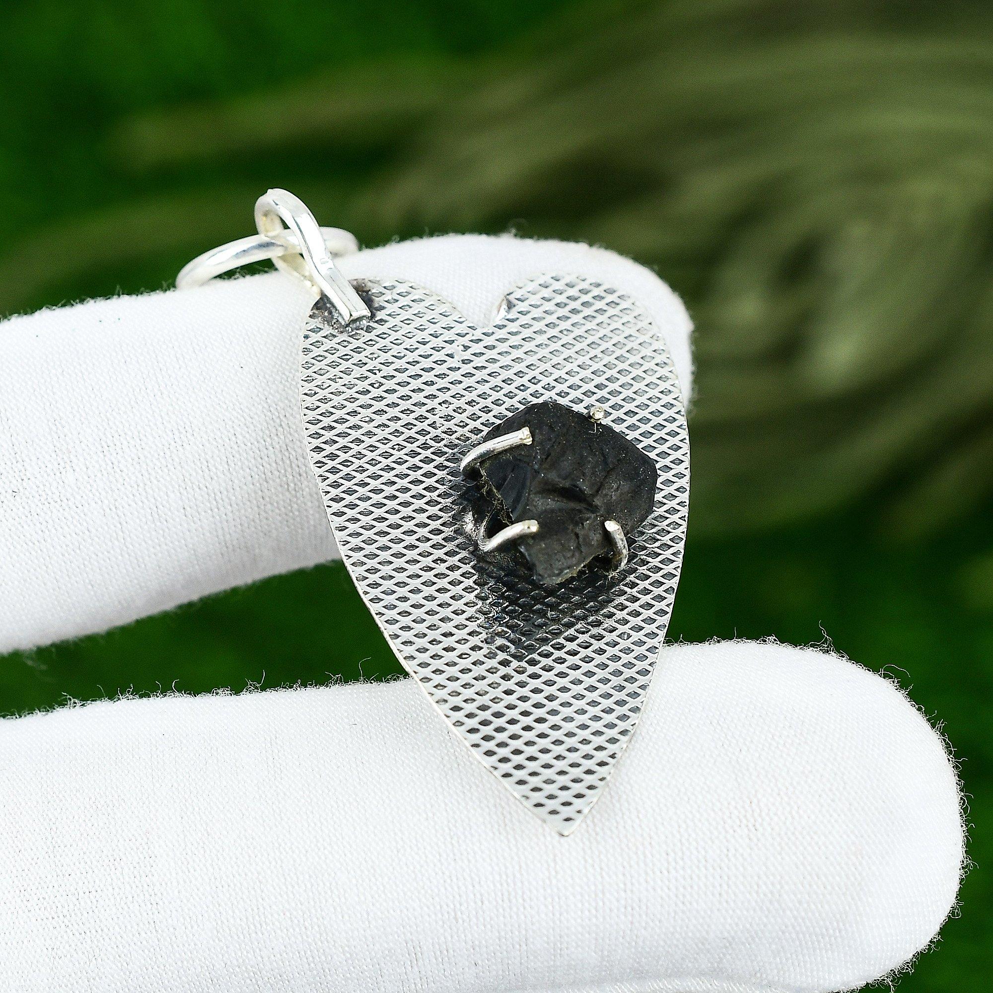 

Натуральный черный кианит необработанный кулон-безель для дочери ювелирное изделие серебро 925 пробы