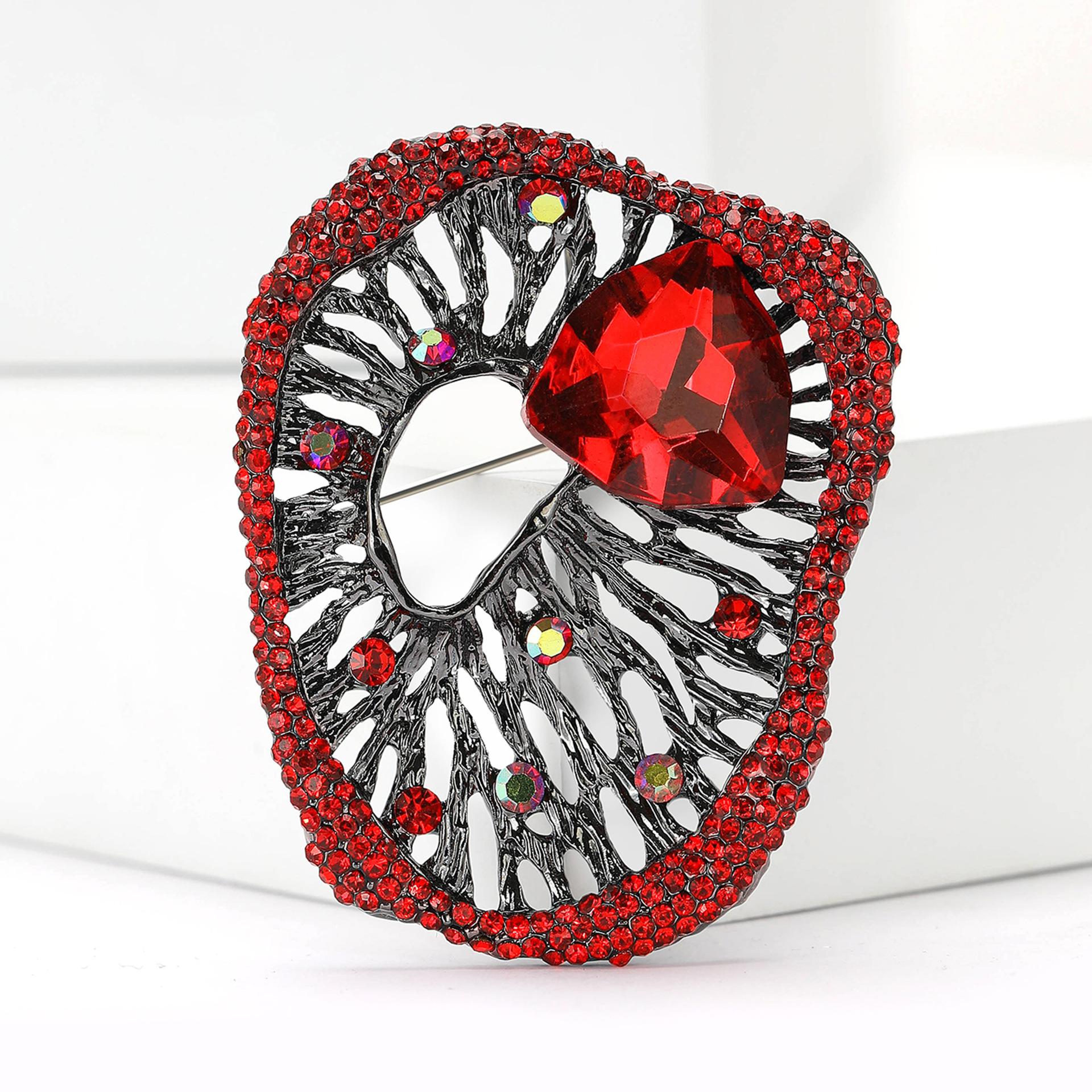 Великолепная брошь из сплава со стразами — фото 3