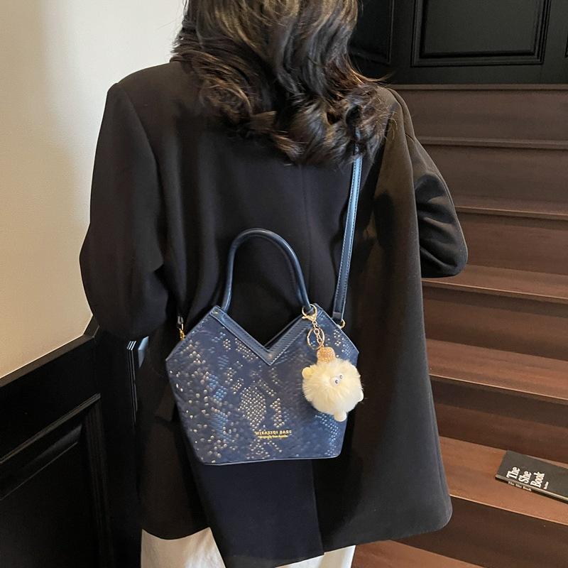 Niche design bag women's new high-end retro shoulder messenger bag portable commuter bucket bag