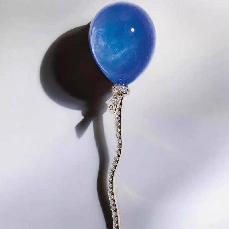Vintage Balloon Brooch Silver Tone Decorative Pin with Clear Detail, Lightweight Styling Piece for Coats Hat and Shirts