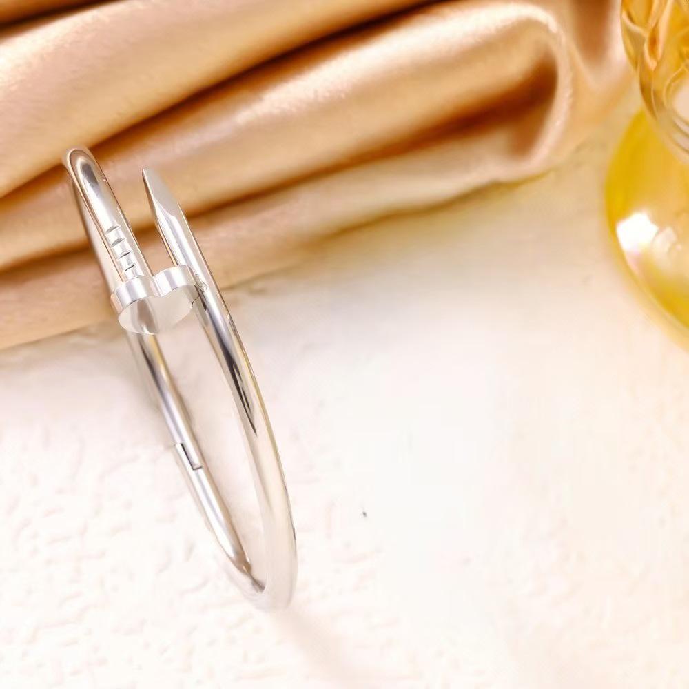 Náramek z titanové oceli pozlacený 18K zlatem se symbolem čtyřlístku, římskými číslicemi a designem srdce