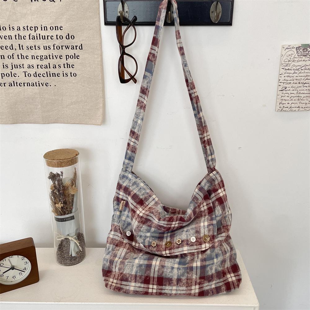New tie-dye plaid one-shoulder messenger bag, flip zipper canvas bag, large-capacity commuter underarm bag.